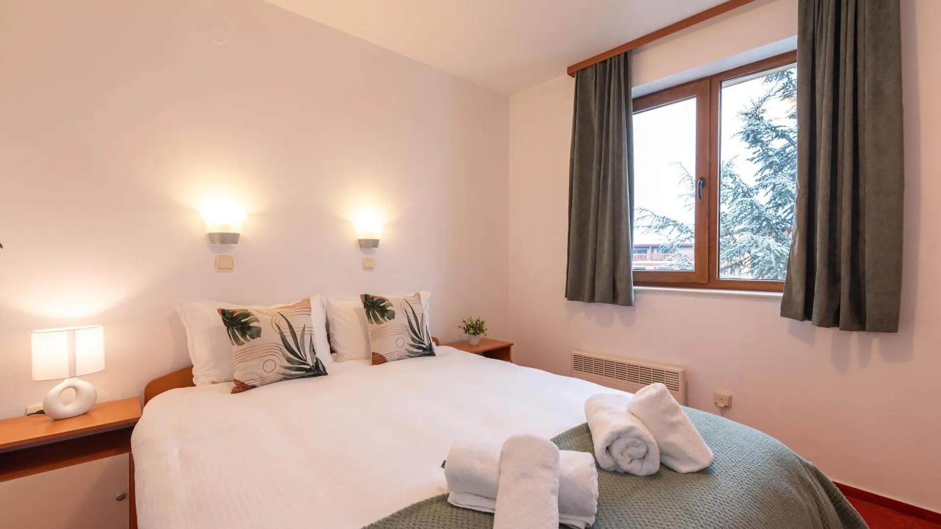 Cozy Mountain View Apartment With Balcony & Ski Access Nearby - Serendipity Bansko