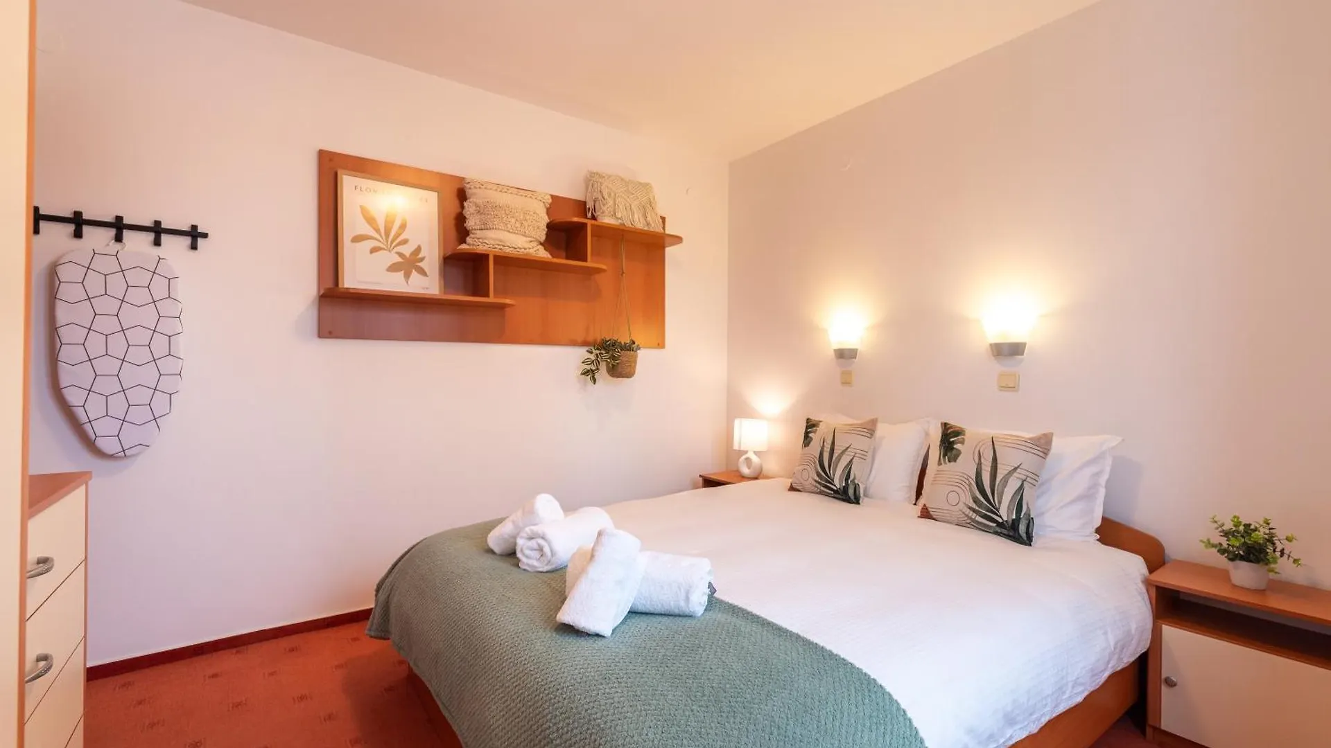 Cozy Mountain View Apartment With Balcony & Ski Access Nearby - Serendipity Bansko